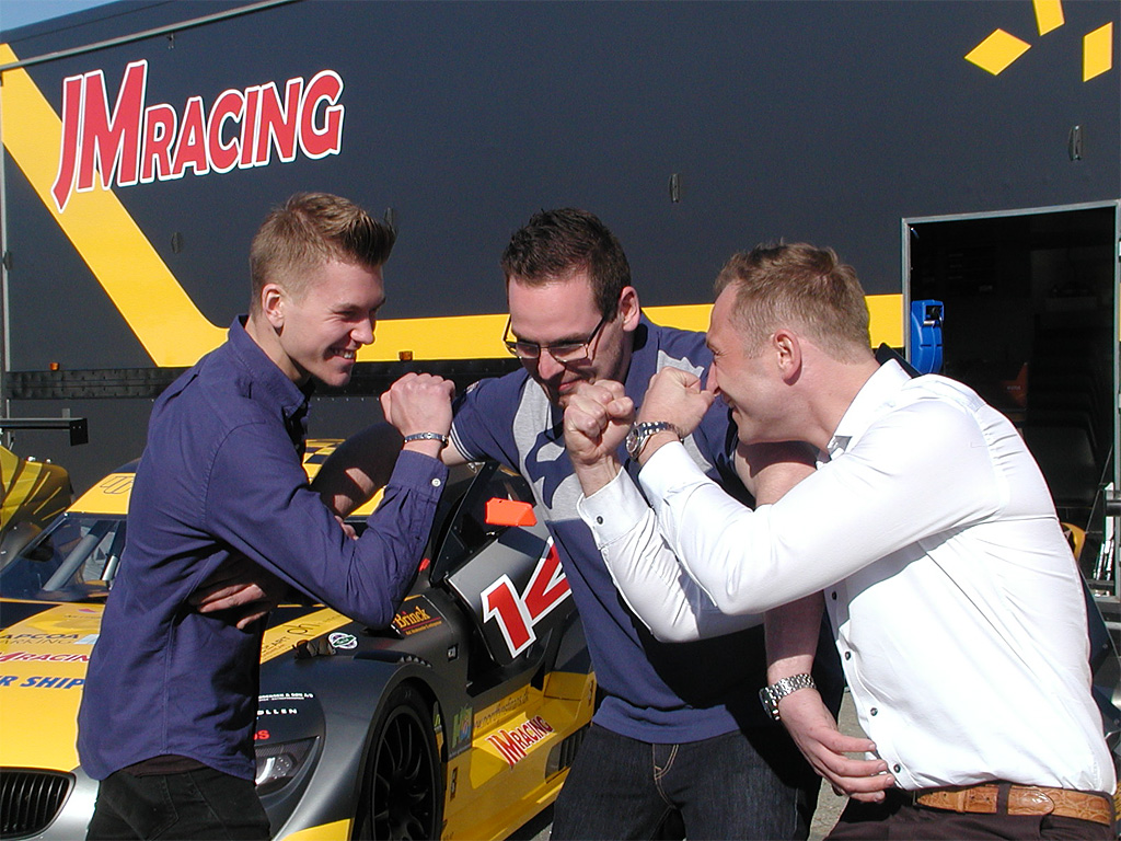 Det summer af optimisme og godt humør hos JM Racing oplyser Teamchef Kim Mathisen, der mere end glæder sig til at hans 2 kørere, Kevin Rossel ( TV) og Michal Outsen (th) på søndag skal i ”infight” med hele den danske elite ved premieren på DST Dansk Supertorisme Turbo på Padborg Park